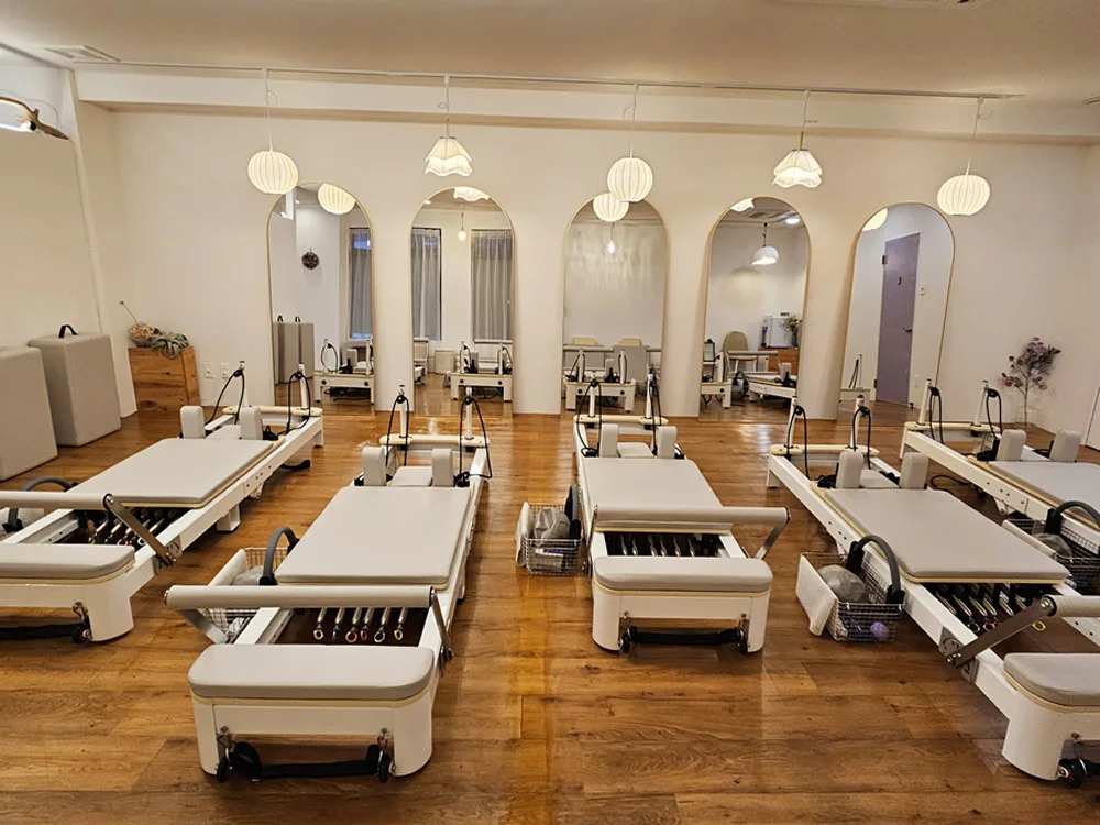 5pilatesのスタジオ内装（リフォーマー）